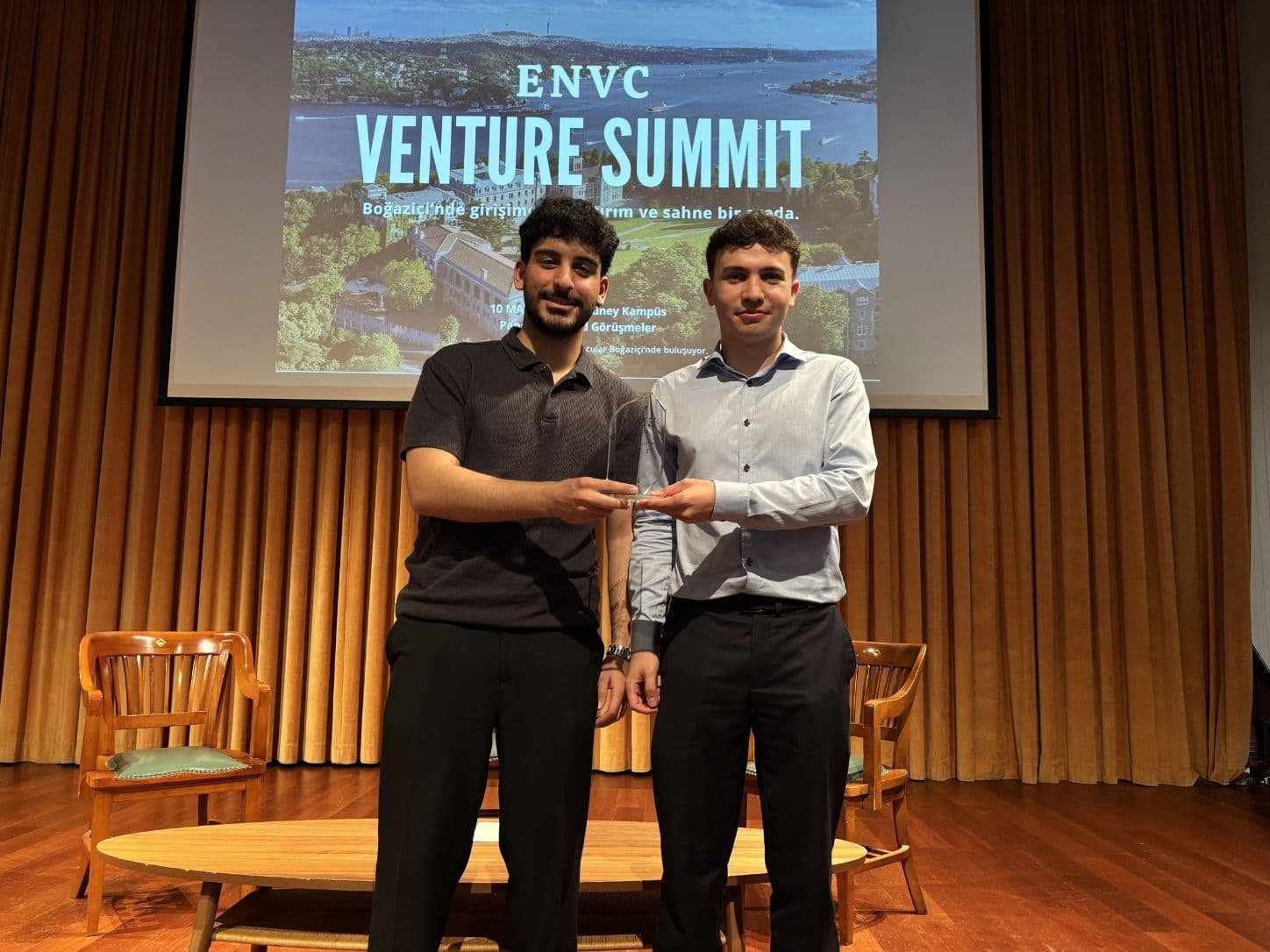 Clarif takımı Venture Summit üçüncülük ödülünü alırken